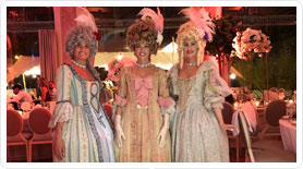 hôtesses Marquises en costumes d'époque Marie-Antoinette