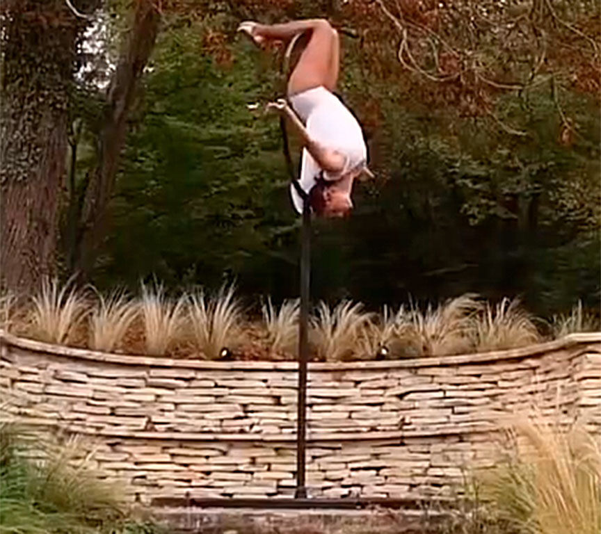 Artiste acrobate r&eacute;alisant une performance a&eacute;rienne sur une structure Lollipop