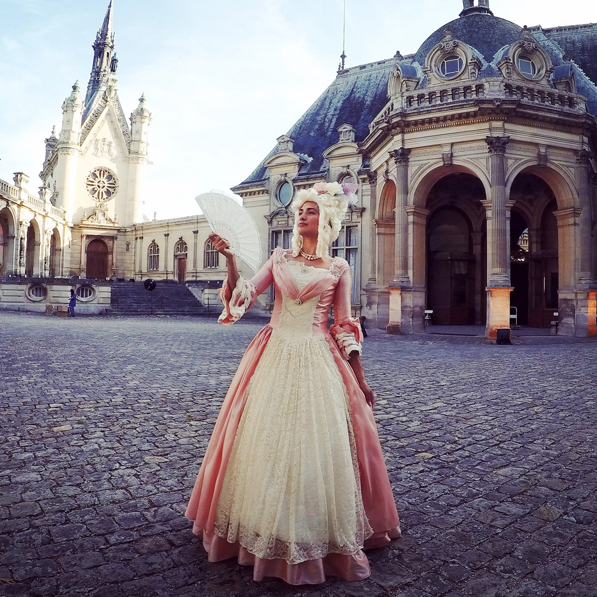 Accueil hotesse costume d'époque Marie-Antoinette